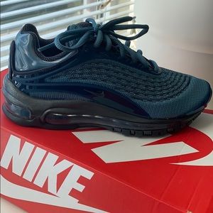 New In Box Nike AirMax Deluxe